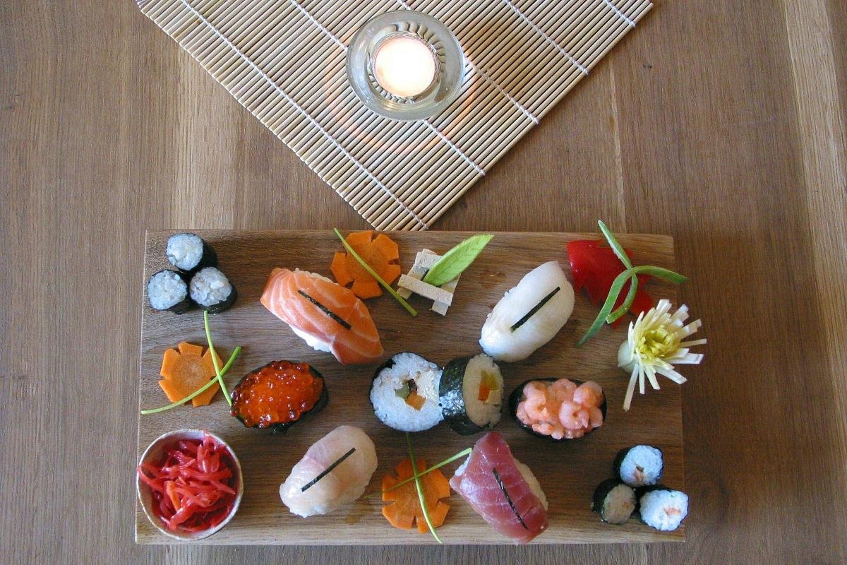 Luty 2002, Kraków. Danie kuchni japońskiej w sushi barze hotelu Wentzl