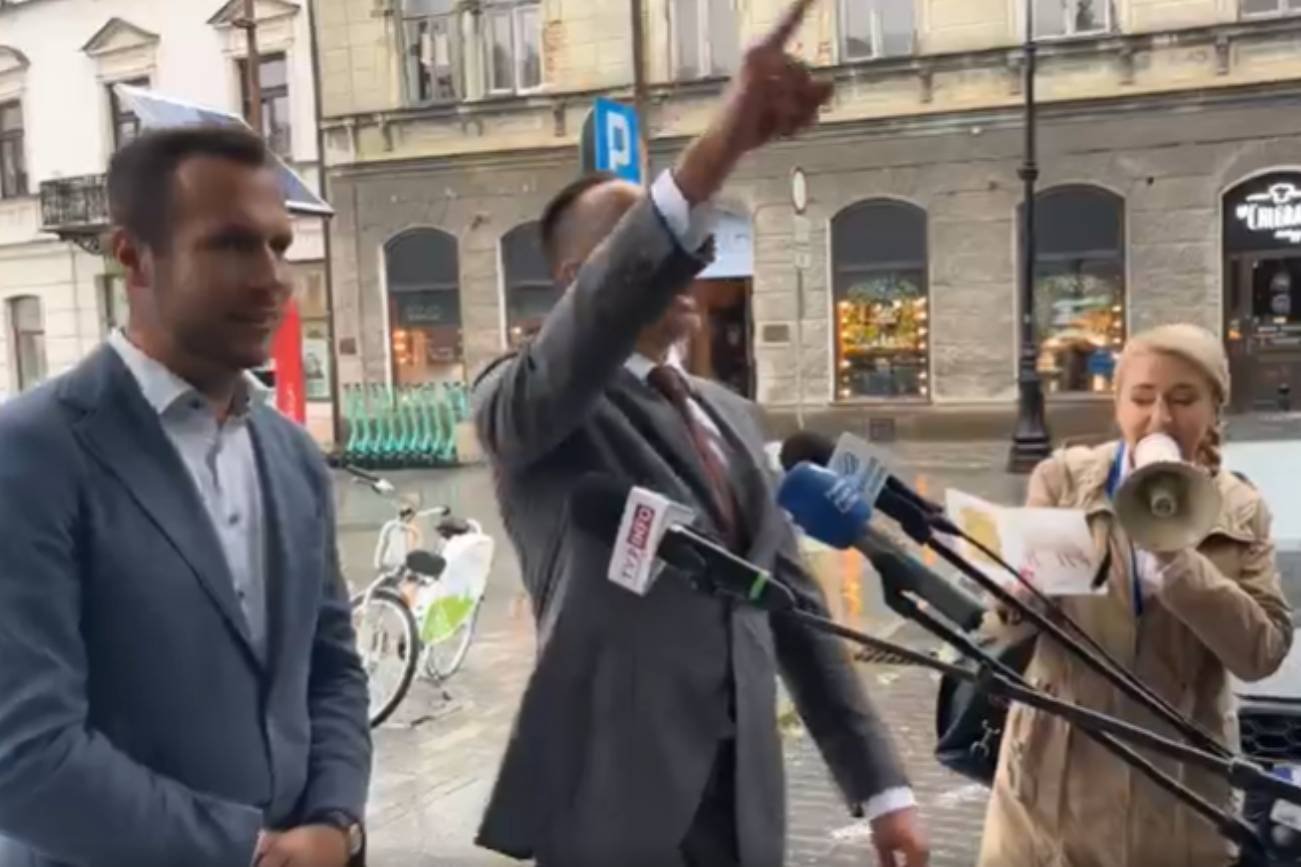 Janusz Kowalski dostał prezent od posłanki KO. Przerwała konferencję