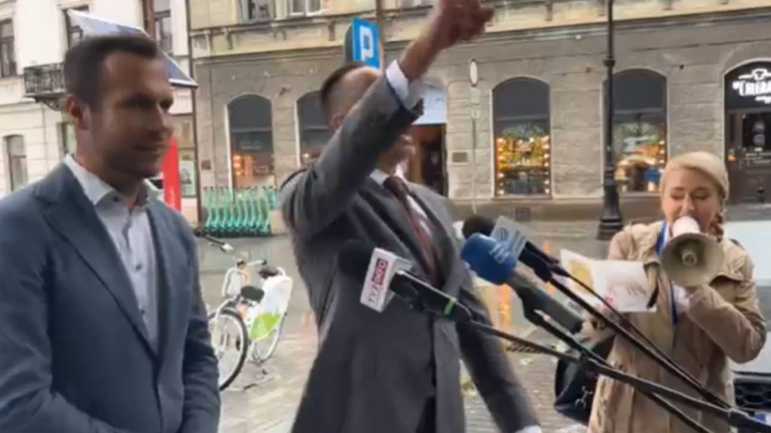 Janusz Kowalski dostał prezent od posłanki KO. Przerwała konferencję