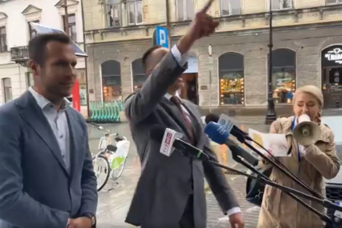 Janusz Kowalski dostał prezent od posłanki KO. Przerwała konferencję