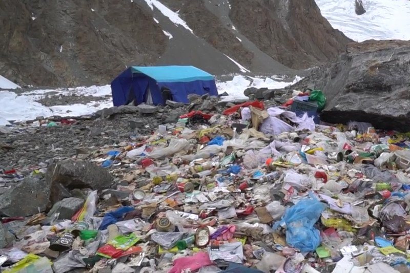 Film zamieszczony przez kanadyjskiego podróżnika pokazuje śmietnik, jaki pozostawili po sobie polscy himalaiści.