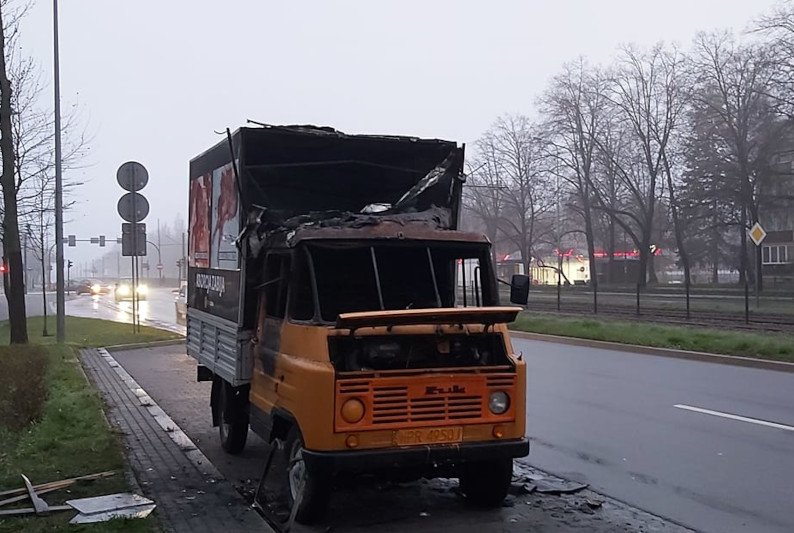 Kraków: Spłonął żuk z antyaborcyjnymi hasłami. Policja bada sprawę.