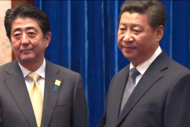 Prezydent Chin i premier Japonii podają sobie ręce w Pekinie