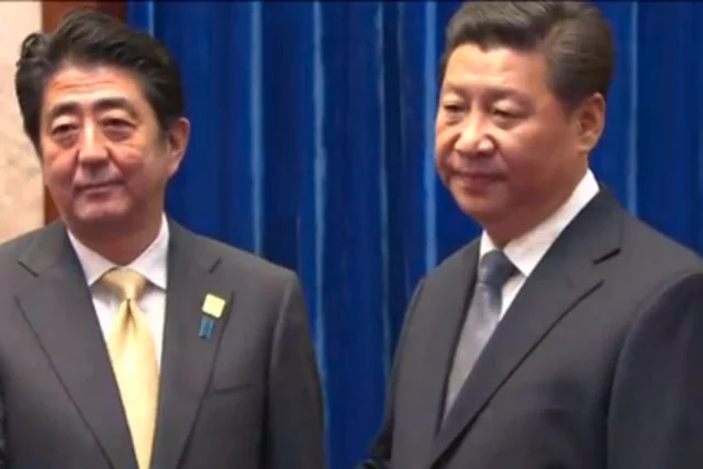 Prezydent Chin i premier Japonii podają sobie ręce w Pekinie