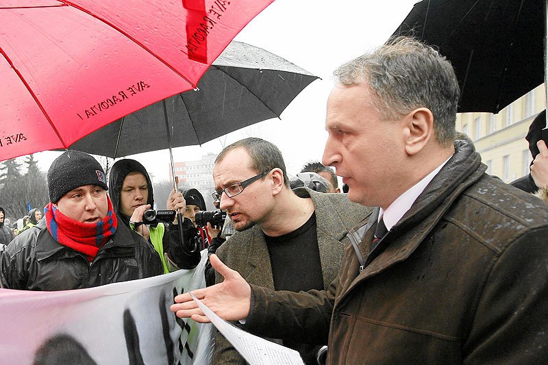 Wiceprezydent Częstochowy Jarosław Marszałek (po prawej) groził dziennikarzowi pobiciem