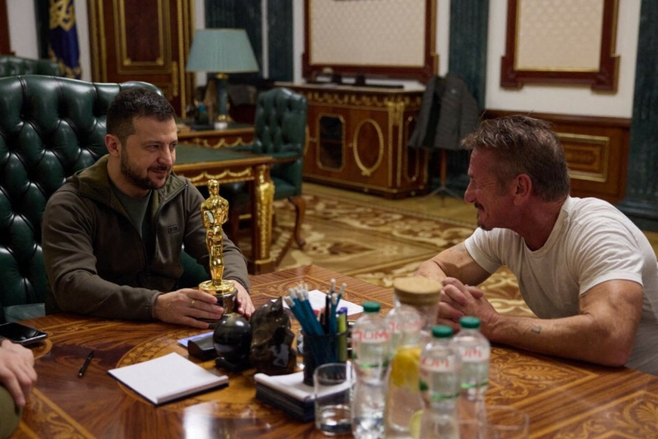 Sean Penn oddał w geście solidarności swojego Oscara prezydentowi Ukrainy Wołodymyrowi Zełenskiemu.