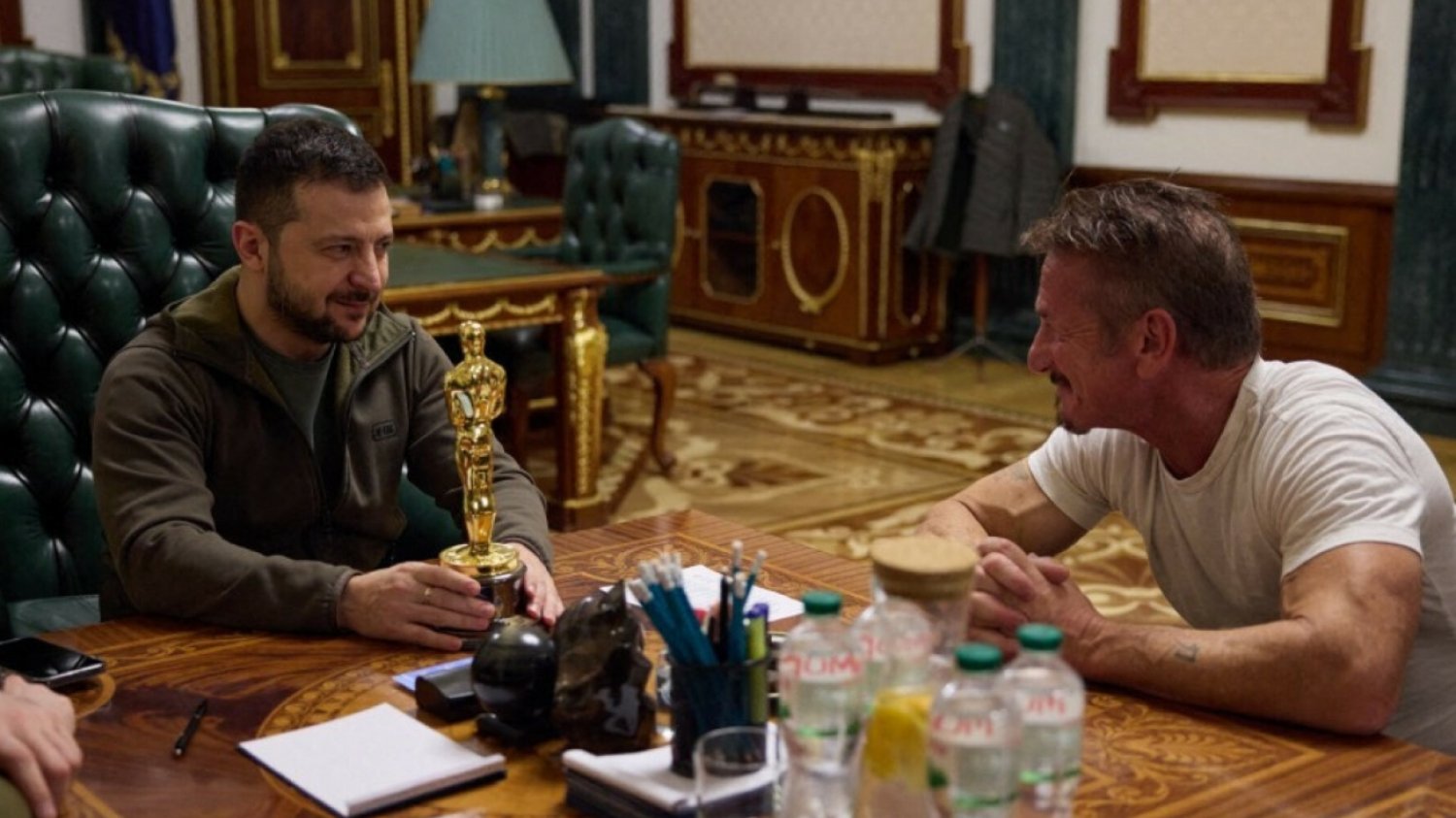 Sean Penn oddał w geście solidarności swojego Oscara prezydentowi Ukrainy Wołodymyrowi Zełenskiemu.