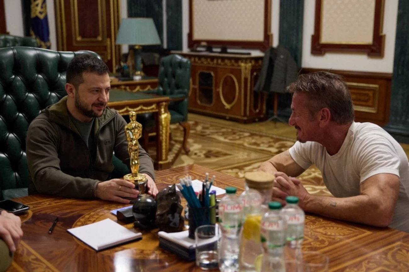Sean Penn oddał w geście solidarności swojego Oscara prezydentowi Ukrainy Wołodymyrowi Zełenskiemu. Sean Penn oddał w geście solidarności swojego Oscara prezydentowi Ukrainy Wołodymyrowi Zełenskiemu.