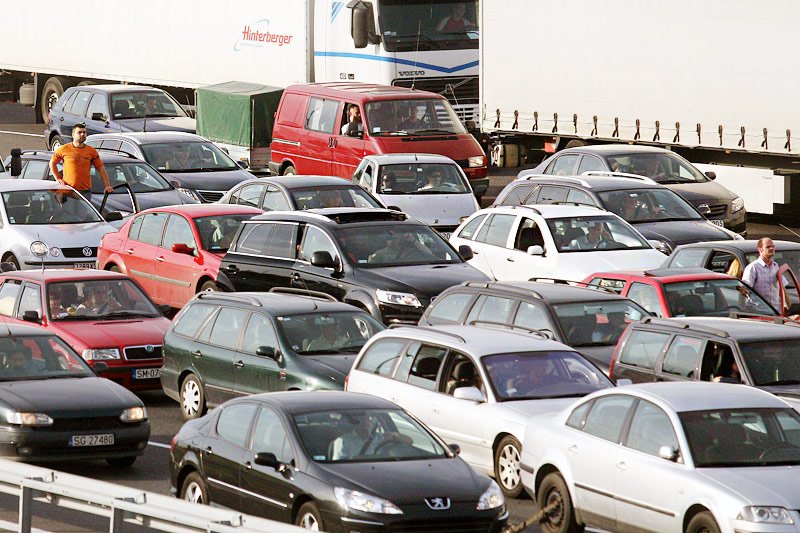 Tysiące polskich kierowców stoi w sobotę w korkach na autostradach i drogach krajowych. Najgorzej jest w kierunku Gdańska i Zakopanego.