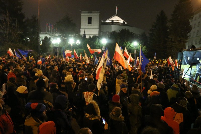 Jest pierwsza osoba, której postawiono zarzut po demonstracji przed Sejmem.