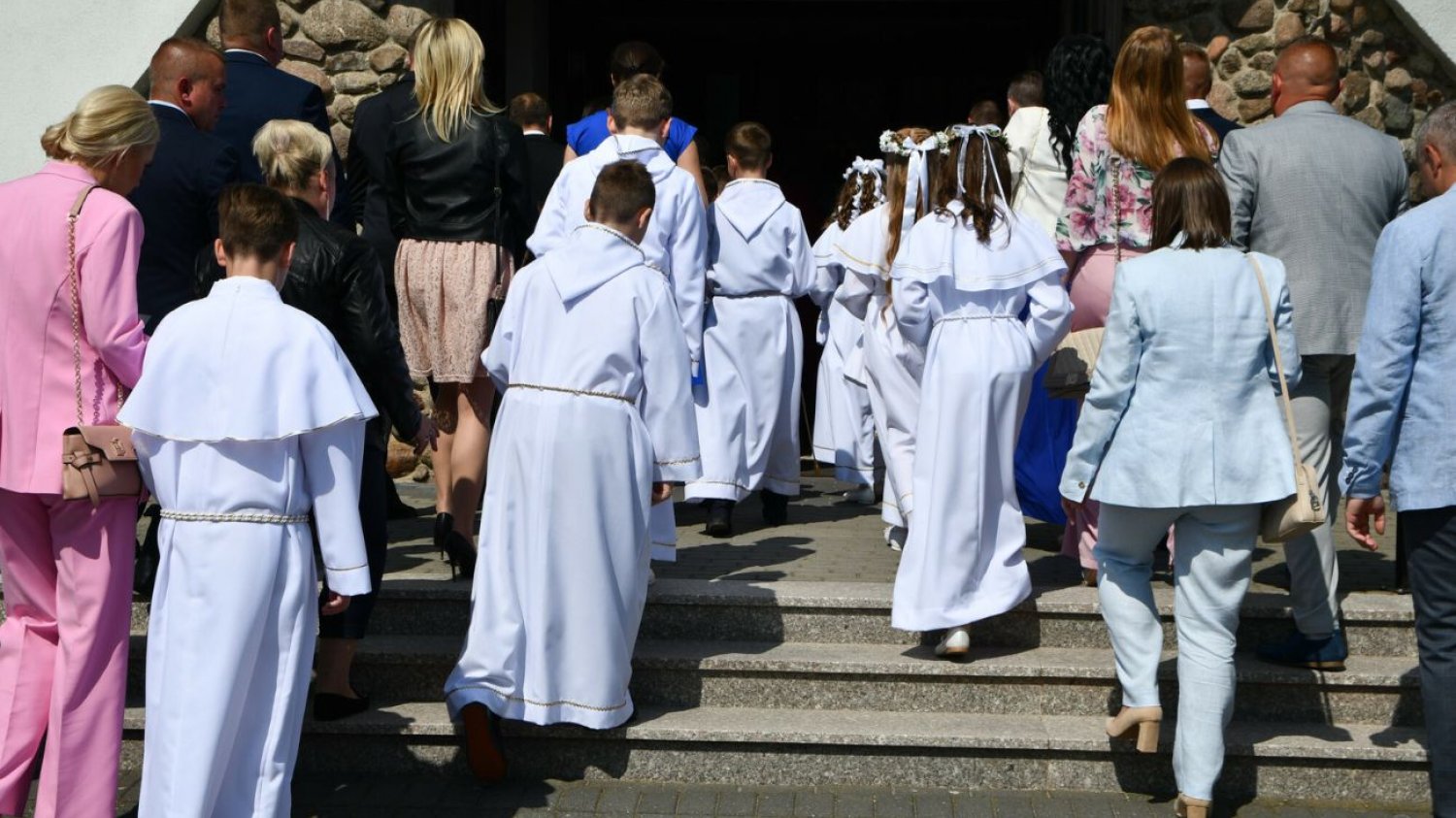 Pierwsza komunia coraz bliżej. Ale co od lat dzieje się z zebranymi na niej pieniędzmi?