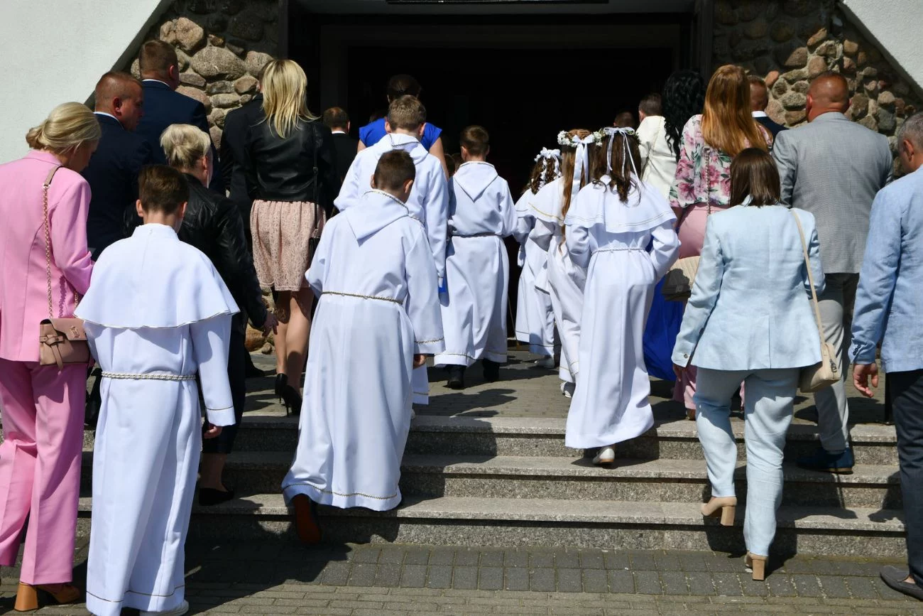 Pierwsza komunia coraz bliżej. Ale co od lat dzieje się z zebranymi na niej pieniędzmi?