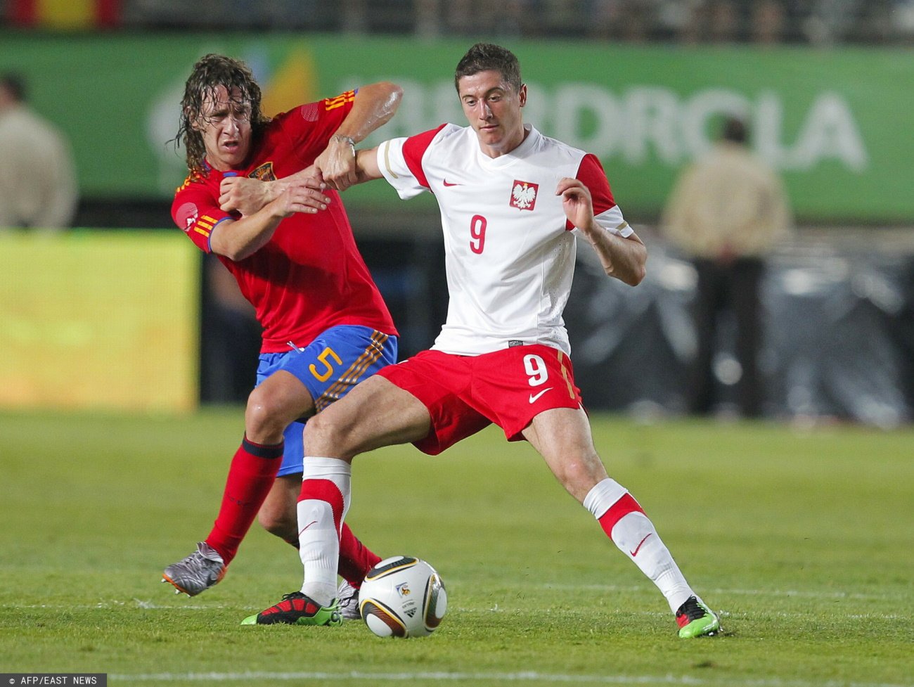 Robert Lewandowski w pojedynku z Carlesem Puyolem w pamiętnym meczu Hiszpania - Polska. Robert Lewandowski w pojedynku z Carlesem Puyolem w pamiętnym meczu Hiszpania - Polska.