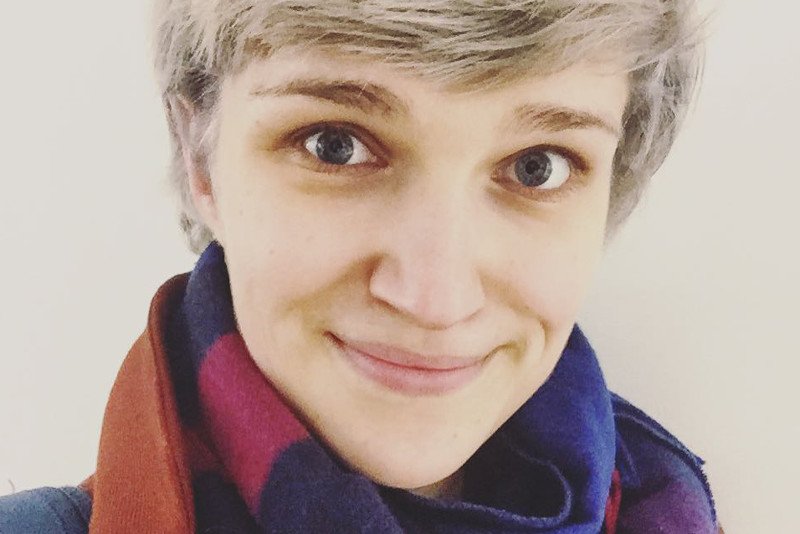 Karolina Bednarz jest zawodową podróżniczką. Ukończyła japonistykę na Oksfordzie, zrobiła specjalizację w koreanistyce. Prowadzi bloga podróżniczego pod adresem wKrainieTajfunow.pl.