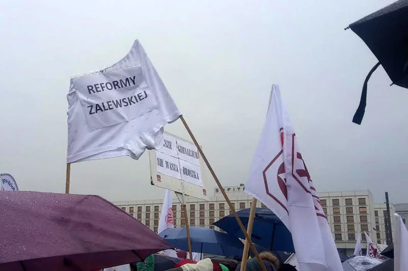 Kilkadziesiąt tysięcy Polaków - rodziców i nauczycieli - protestowało w sobotę przeciwko chaosowi w reformie edukacji, którą prowadzi szefowa MEN Anna Zalewska.