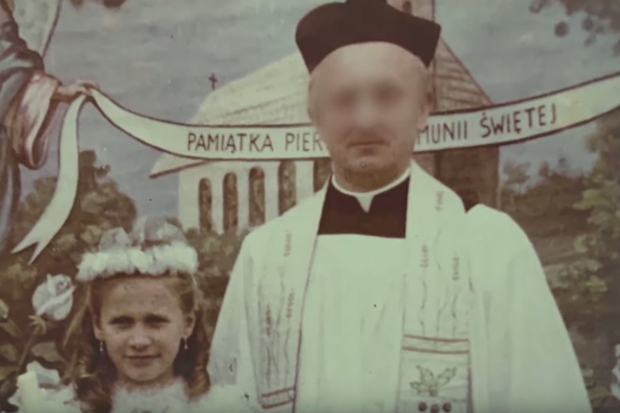 Tylko nie mów nikomu to długo oczekiwany dokument Tomasza Sekielskiego o pedofilii wśród polskich księży. Już po pierwszych minutach od momentu premiery widać było, że film ogląda prawie 20 tys. osób.