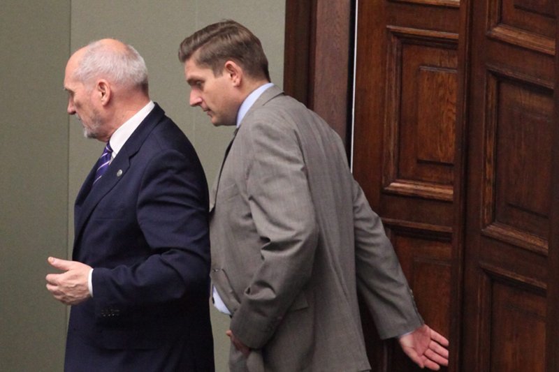Wiceminister Bartosz Kownacki broni swojego szefa, Antoniego Macierewicza. Krytyka byłych oficerów jest zdaniem Kownackiego bezsensowna i śmieszna.