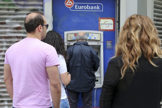 W ostatnich dniach Grecy masowo wypłacali pieniądze z banków