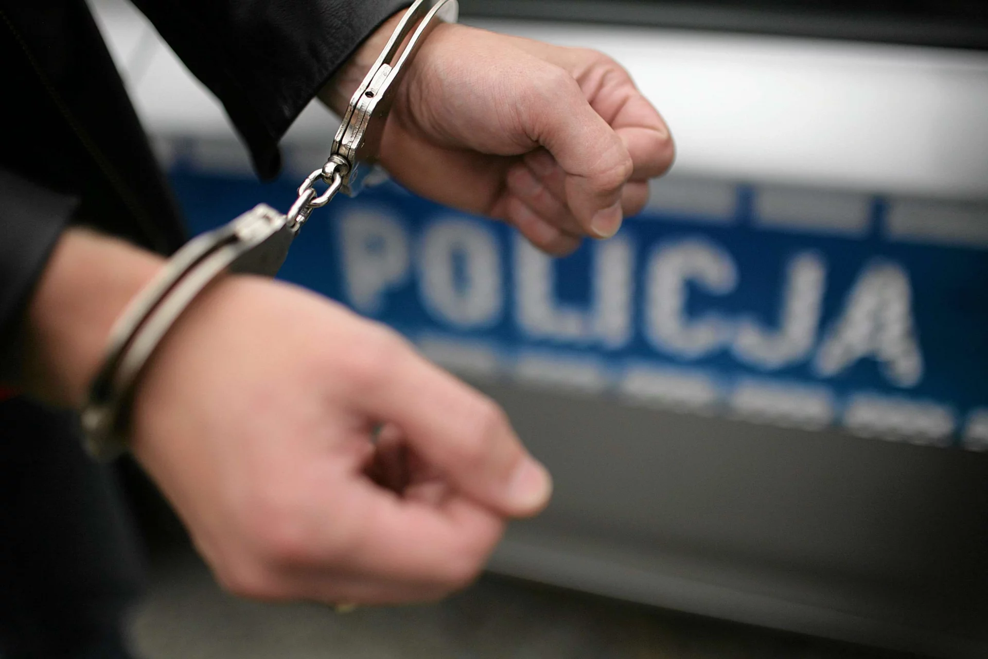 Przestępca zakuty w kajdanki. Niedługo, być może, policja sama będzie mogła aresztować gwałcicieli, bez wniosku ofiary.