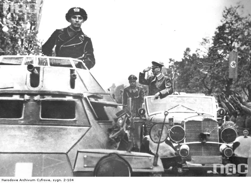 Parada wojskowa Wehrmachtu w Warszawie, w tle - Hitler pozdrawiający żołnierzy.