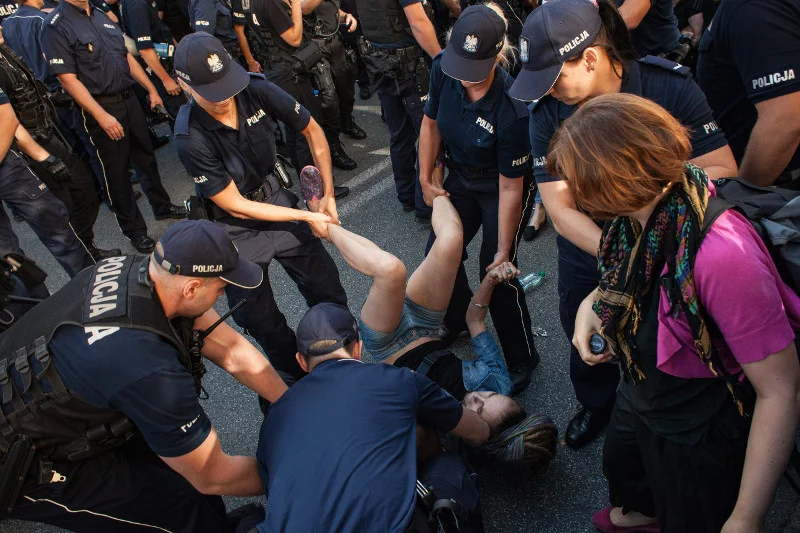Policja siłą usuwała protestujących.
