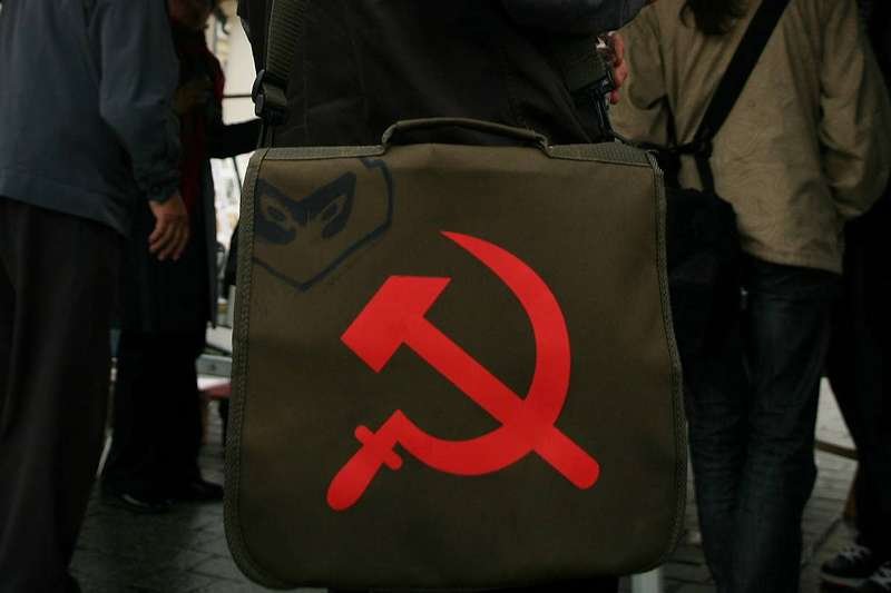 Kielecki radny Mirosław G. został skazany za obraźliwe hasła, bronią go senatorowie PiS