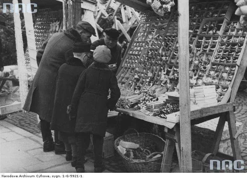 Świąteczne zakupy na warszawskim bazarze, grudzień 1934 rok.