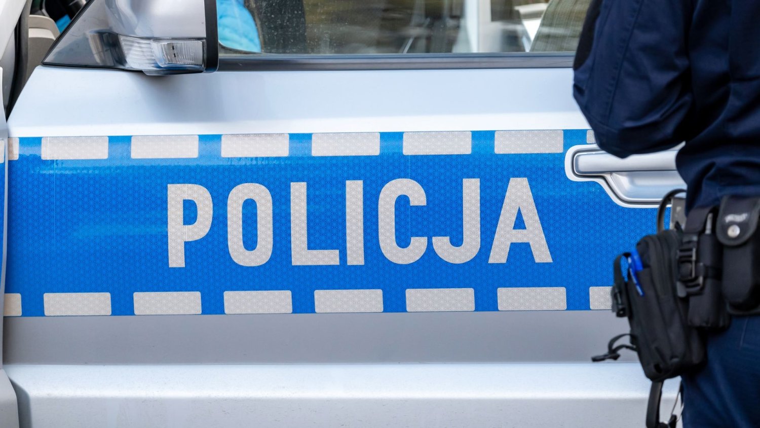 Incydent z bronią na komendzie policji. Wcześniej postrzelono z niej dwulatkę