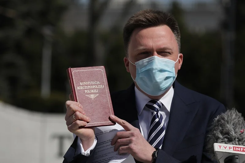 Szymon Hołownia pokazał fałszywe wpisy z TVP Info.