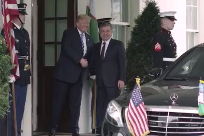 Prezydent Donald Trump wita prezydenta Uzbekistanu.