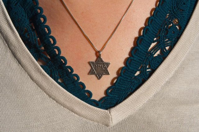 Pracownica banku wyzwana przez klienta, bo miała naszyjnik z Gwiazdą Dawida.