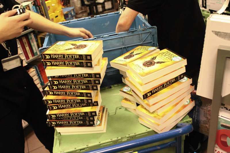 Pierwszą książkę o "Harrym Potterze" można było przeczytać 20 lat. Jednak nadal wzbudza kontrowersje.