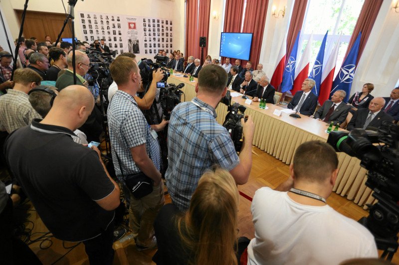 Byłam na konferencji smoleńskiej i... nigdy więcej. Ludzie Macierewicza lekceważą społeczeństwo w świetle fleszy