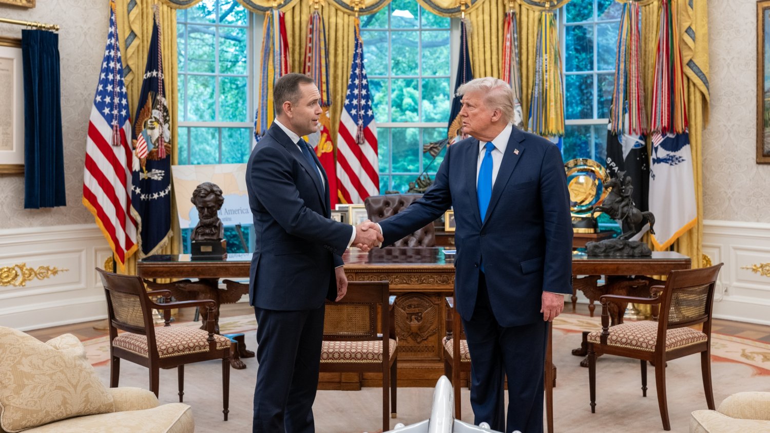 Nawrocki dostał prezent od Trumpa na zaprzysiężenie. Zdradził, co to jest