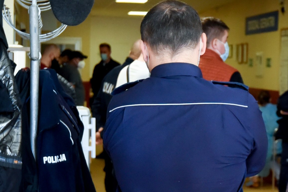 Policja w szpitalu. Zdjęcie ilustracyjne.