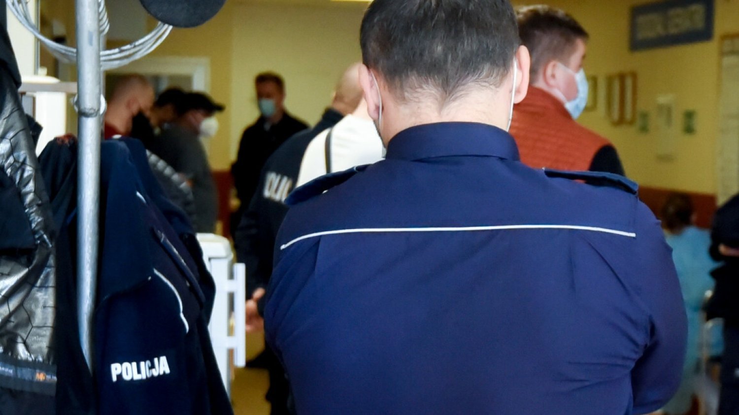Policja w szpitalu. Zdjęcie ilustracyjne.