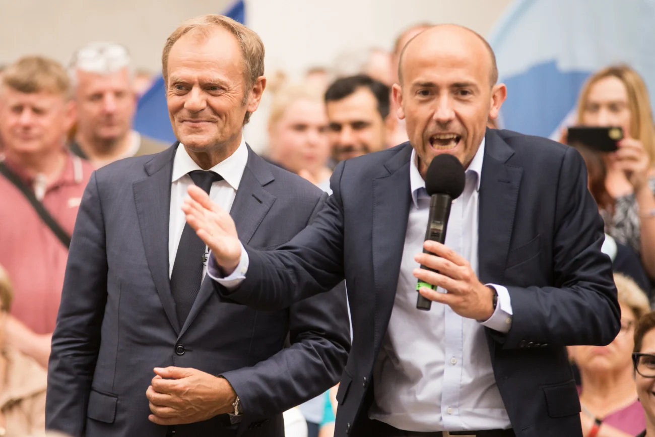 KO wyprzedza PiS w nowym sondażu Donald Tusk i Borys Budka