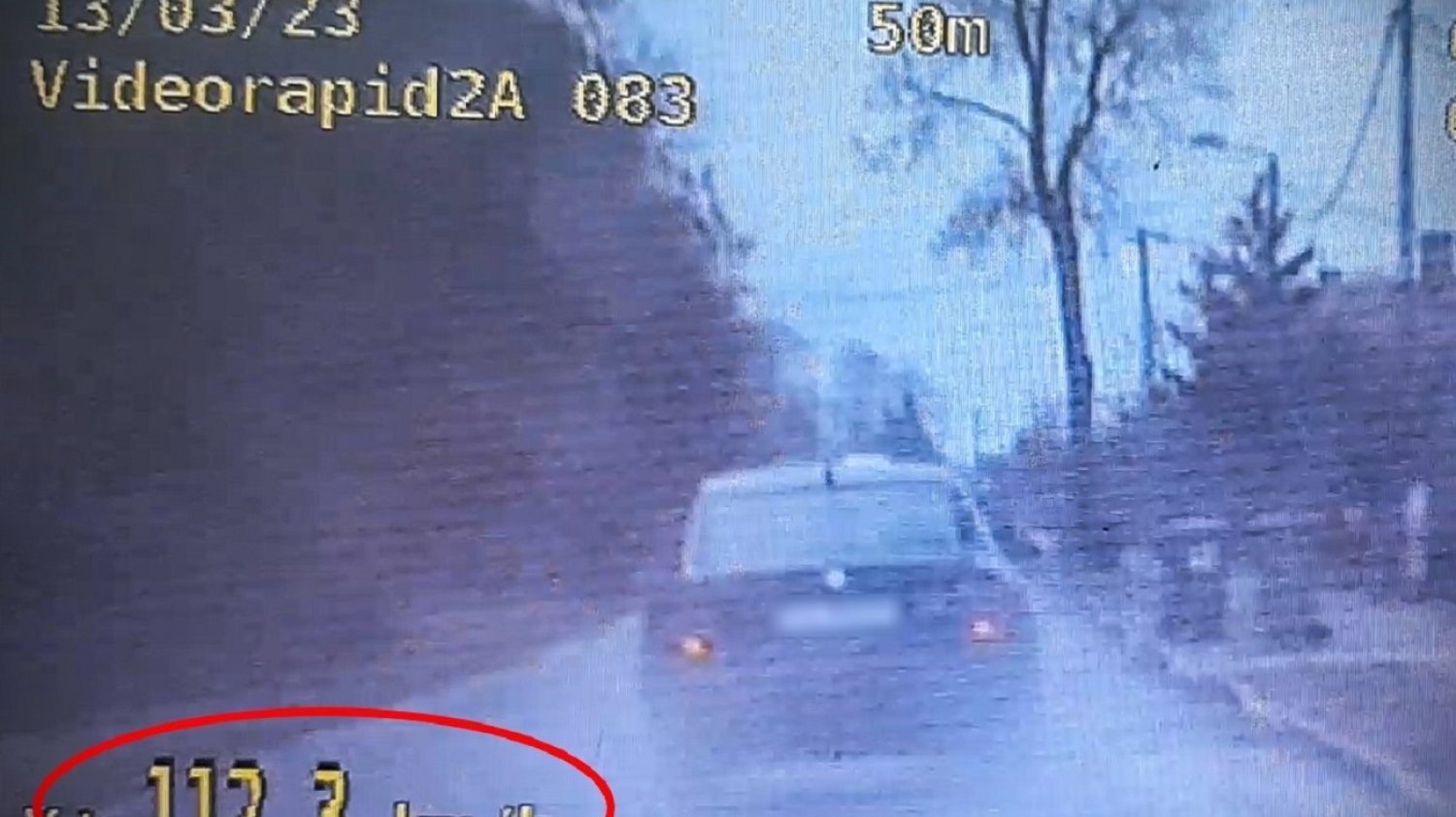 Wyprzedzał na skrzyżowaniu w terenie zabudowanym. Stracił prawo jazdy.