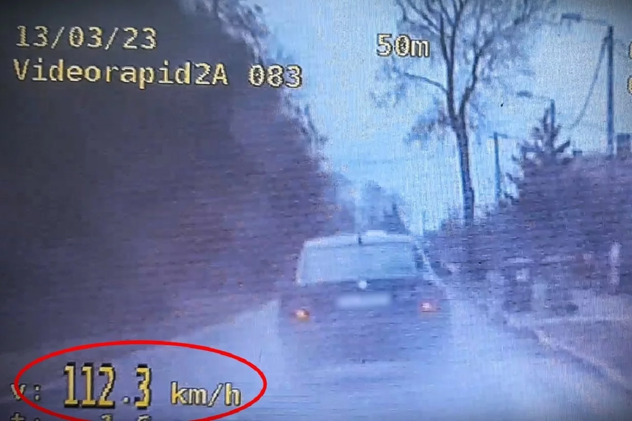 Wyprzedzał na skrzyżowaniu w terenie zabudowanym. Stracił prawo jazdy.