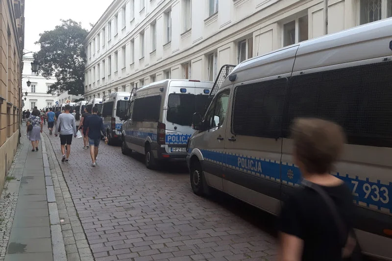 W ostatnich tygodniach często minister zapewnia imprezom masowym godną asystę policji. Na zdjęciu ulica Karmelicka, 10 lipca.