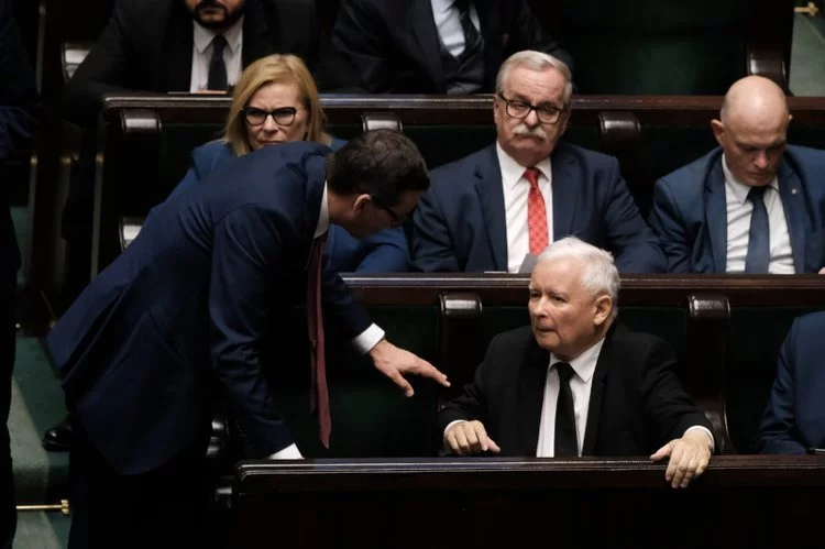 PiS nie chce dać podwyżek wszystkim lekarzom, a jedynie ich części. Ustawa covidowa. Opóźnienia przez błąd posłów PiS.