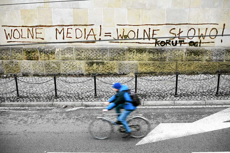 Połowa ludzkości żyje bez wolnych mediów. To najgorzej od 10 lat.