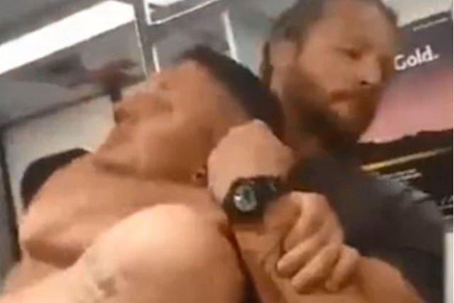 Adrian Kaczmarek bez problemu obezwładnił awanturującego się mężczyznę