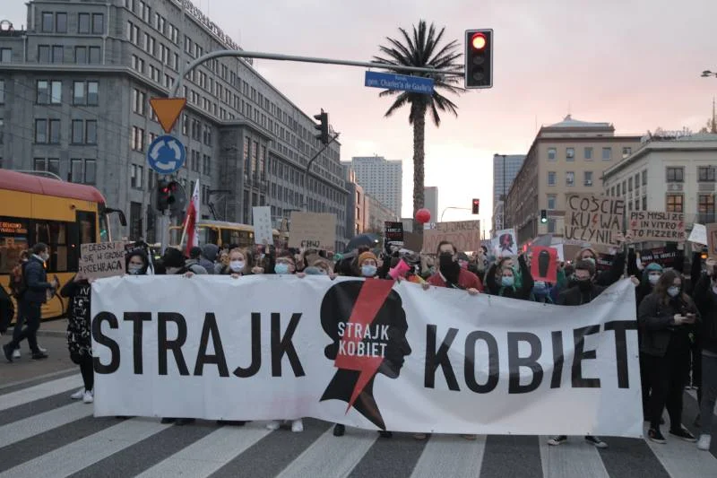 Blokada ulic na rondzie de Gaulle'a w Warszawie. Strajk kobiet. Blokada ulic na rondzie de Gaulle'a w Warszawie.