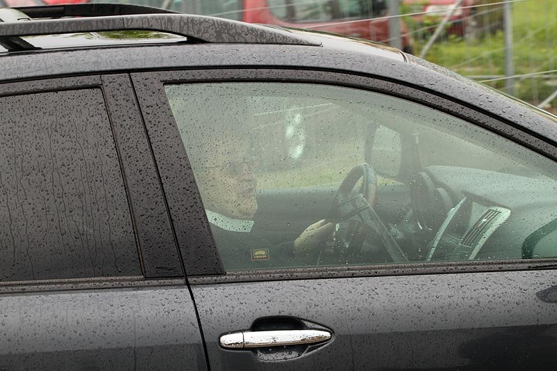 O. Tadeusz Rydzyk w luksusowym Lexusie RX 400h prowadzonym przez o. Jana Króla.