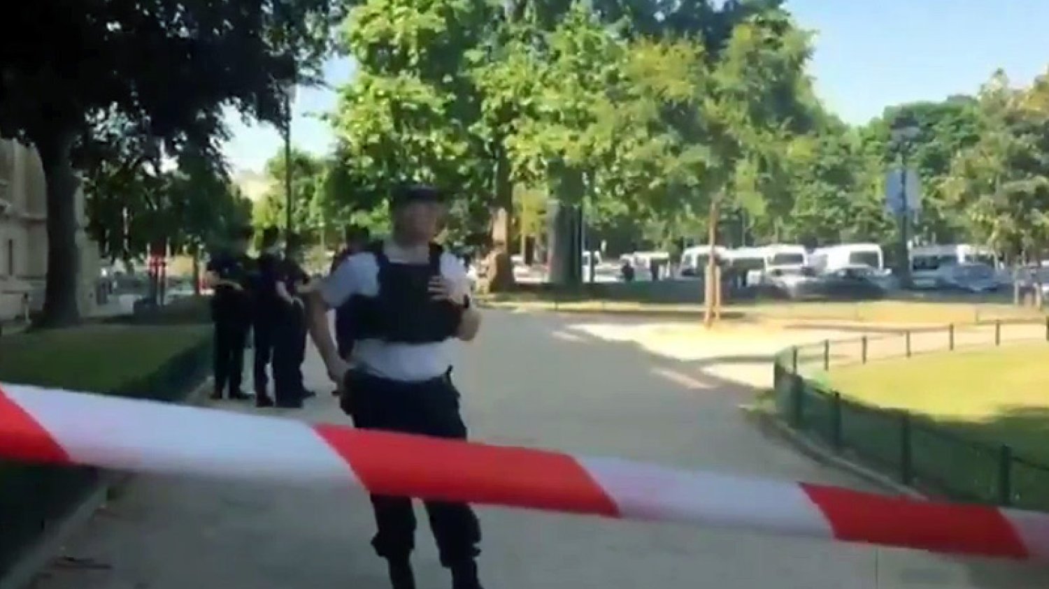W poniedziałkowe popołudnie doszło do niepokojącego incydentu w Paryżu. Auto wjechało w radiowóz, po czym nastąpiła w nim eksplozja. Zatrzymano kierowcę, który był uzbrojony.