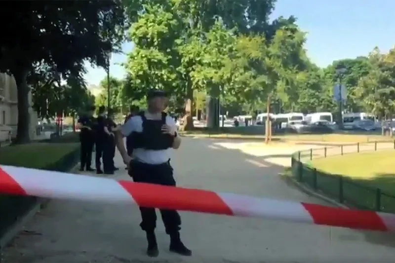W poniedziałkowe popołudnie doszło do niepokojącego incydentu w Paryżu. Auto wjechało w radiowóz, po czym nastąpiła w nim eksplozja. Zatrzymano kierowcę, który był uzbrojony.