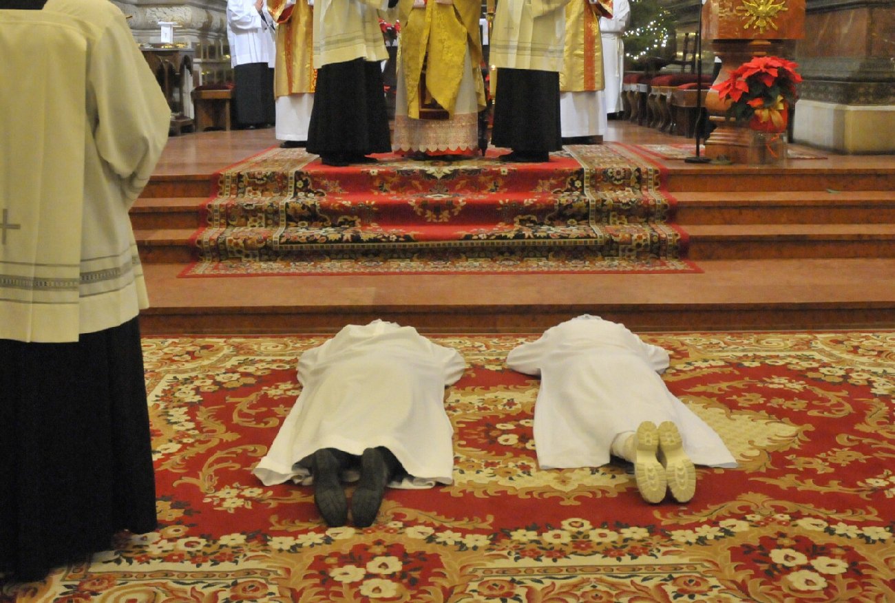 Dziewice konsekrowane i pustelnicy w Polsce. Są konkretne dane.