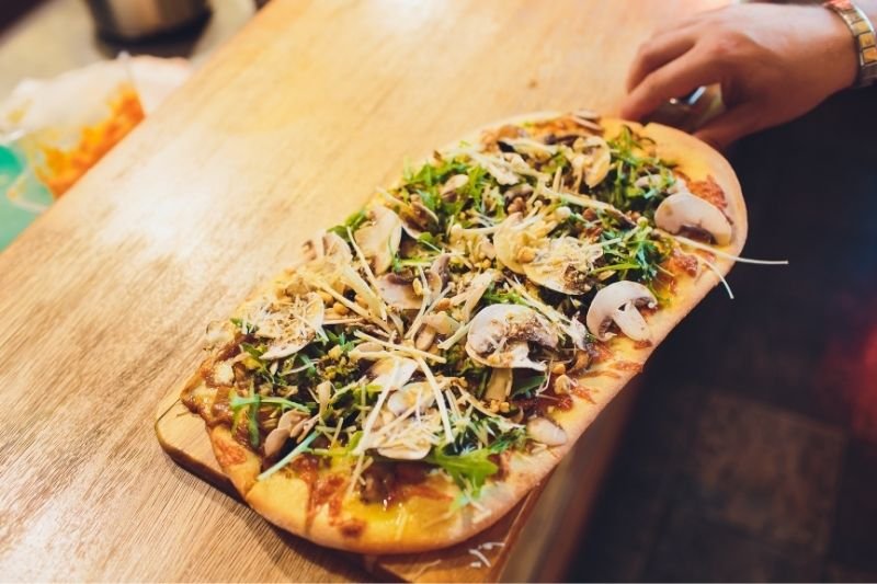 Pizza bezglutenowa odpowiednia dla osób chorych na celiakię (mąka bez glutenu).