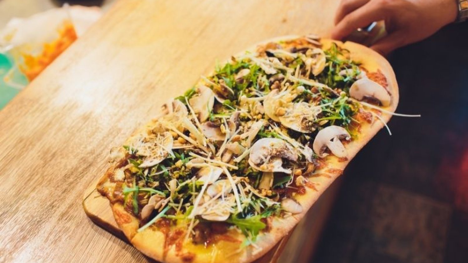 Pizza bezglutenowa odpowiednia dla osób chorych na celiakię (mąka bez glutenu).